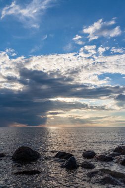 bulutlar ve sakin su ile deniz plaj manzarası. renkli sahne