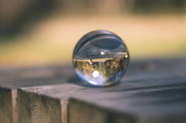 lensball çevresinde doğa yansıtan Güz. sonbahar renkleri insan elinde - vintage eski film bakmak tutun