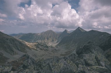 güzel dağ panorama üstünden Slovakça Tatra Dağları rocky peyzaj ve fırtına bulutlu gökyüzü ile Banikov tepe