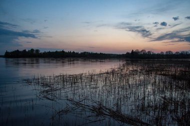 renkli gün batımı göl su yansımaları ve dramatik fırtına bulutları yukarıdaki ile yukarıda. geç akşam renkleri
