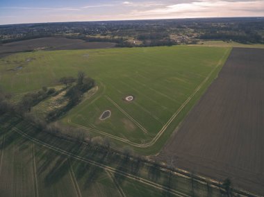 drone görüntü. alanları ve ormanları ve bulutlu bahar günü nehir su yansımalar kırsal alan hava görünümünü. Letonya - vintage eski film bakmak