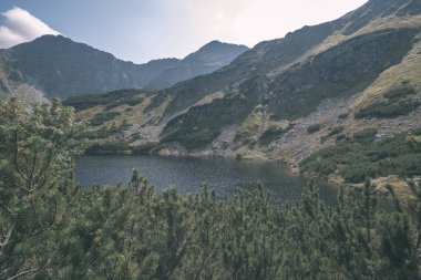 güzel dağ Gölü Panoraması görünümünde geç yaz aylarında su kayalık tepede yansımaları ile Slovakça Karpat Tatra Dağları. Zverovka köyü yakınındaki Rohacske plesa göller