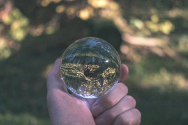 lensball çevresinde doğa yansıtan Güz. sonbahar renkleri insan elinde - vintage eski film bakmak tutun