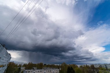 fırtına bulutları City'deki binalar üzerinde şekillendirme