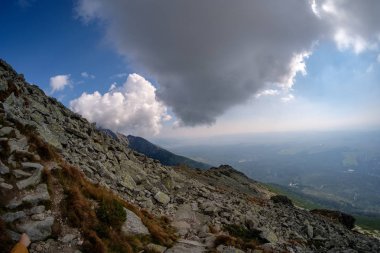 Batı Karpat dağ panorama açık gün. Tatra turistler için yürüyüş parkurları. uzak ufuk