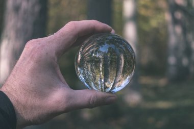 lensball çevresinde doğa yansıtan Güz. sonbahar renkleri insan elinde - vintage eski film bakmak tutun