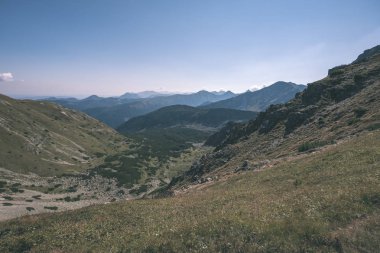 kayalık dağ Slovakça Tatra Batı Karpat mavi gökyüzü ve geç çim ile sonbaharda tepelerde yürüyüş parkurları ile en fazla. Parlak gün ışığı, maceralar için uzak ufuk boş kayalarda. -vintage eski film bakmak