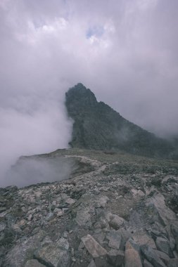 Rysy güzel en yüksek dağ sis kaplı. Sonbahar yokuş üzerinde kayalık yürüyüş parkurları. Slovakya ve Polonya sınırı 