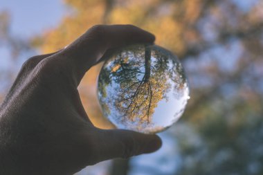 lensball çevresinde doğa yansıtan Güz. sonbahar renkleri insan elinde - vintage eski film bakmak tutun