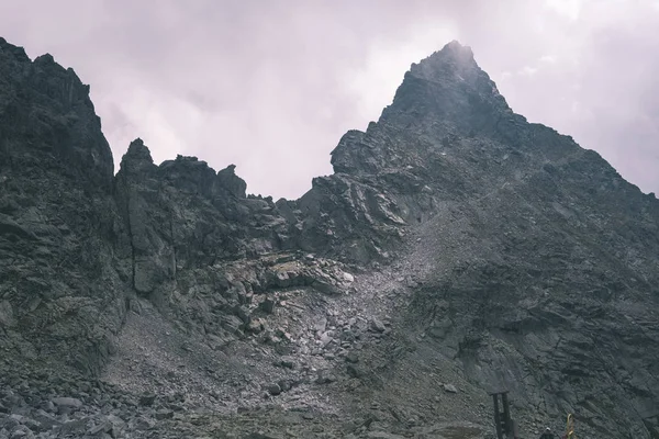 Hermoso Pico Montaña Rysy Cubierto Niebla Ascenso Otoñal Senderos Rocosos —  Fotos de Stock