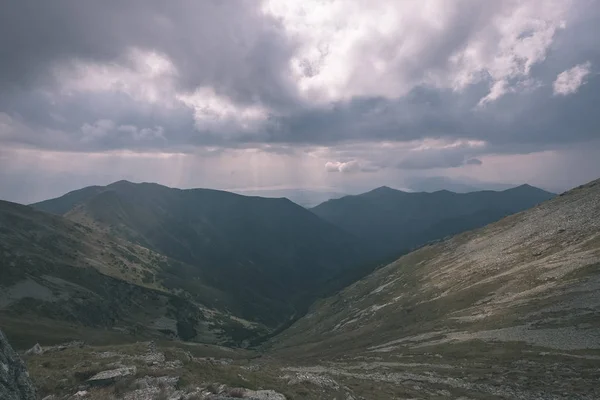 상단의 슬로바키아 타트라 Tatra 산에서 Banikov 피크와 구름과 하루에 등산객의 — 스톡 사진