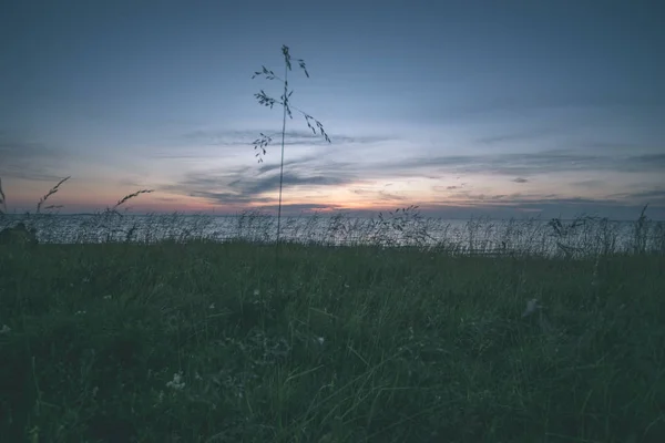 夕日の色を飽和バルト海エストニア ヴィンテージの古いフィルムの外観で穏やかな水と太陽光が反射して — ストック写真