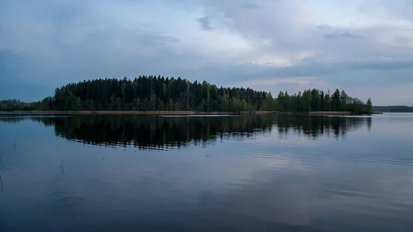 Barevný Západ Slunce Jezeře Odrazy Vody Dramatické Bouřkové Mraky Nad — Stock fotografie