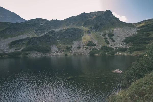 美丽的山湖全景在夏末在斯洛伐克喀尔巴泰塔紧张山脉与岩石小山的倒影在水中 Rohacske Plesa 村附近的湖泊 — 图库照片