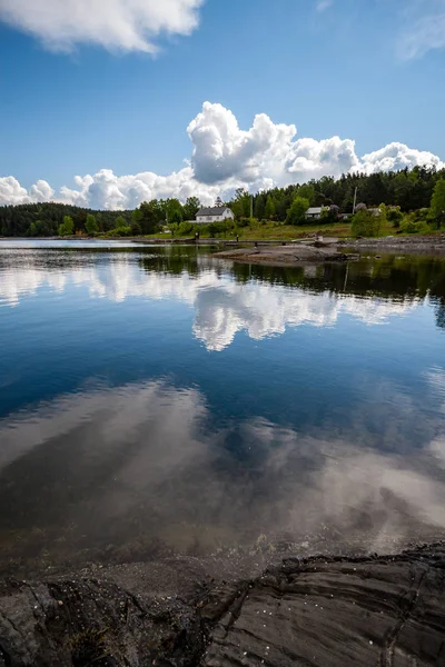 Skaliste Wybrzeże Norwegii Kilku Sosen Spokojne Wody Pod Błękitne Niebo — Zdjęcie stockowe