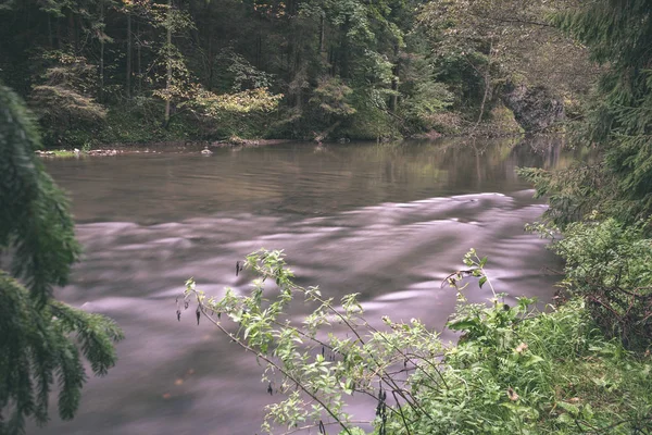 Довга Експозиція Скелястої Гірської Річки Влітку Високим Рівнем Водного Потоку — стокове фото