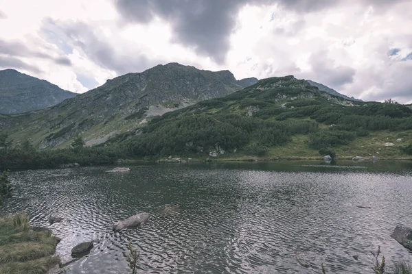 美丽的山湖全景在夏末在斯洛伐克喀尔巴泰塔紧张山脉与岩石小山的倒影在水中 Rohacske Plesa 村附近的湖泊 — 图库照片