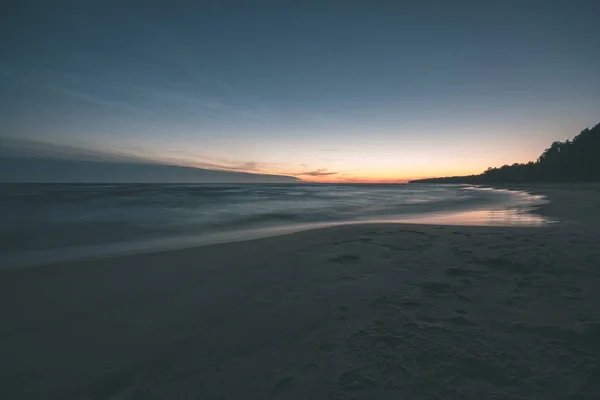 Lång Exponering Havet Stränder Med Klippor Och Tvättas Vågor Vatten — Stockfoto