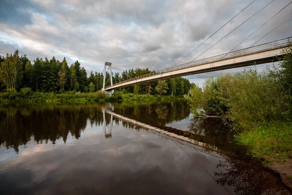 Красочный Закат Над Озером Отражениями Воды Впечатляющими Грозовыми Облаками — стоковое фото