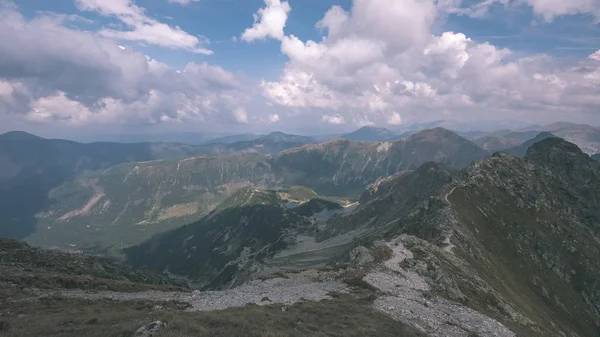 상단의 슬로바키아 타트라 Tatra 산에서 Banikov 피크와 구름과 하루에 등산객의 — 스톡 사진