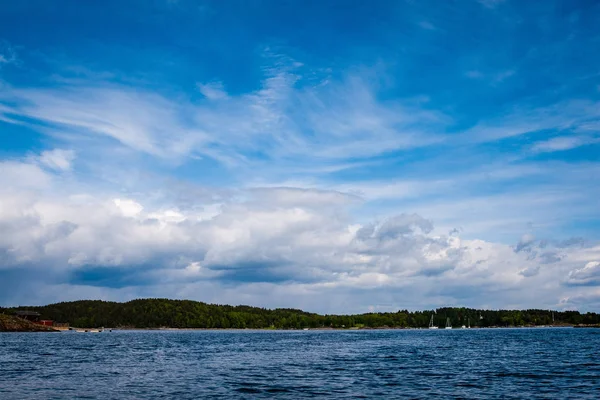 Vackra Klippiga Kusten Norge Med Lugnt Vatten Blå Himmel — Stockfoto