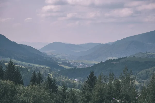 Bellissimo Skyline Carpatico Occidentale Tatra Montagna Con Campi Verdi Foreste — Foto Stock