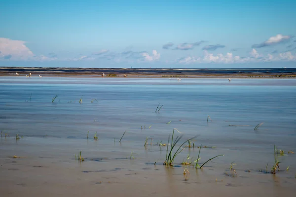 Spiaggia Mare Vuoto Primavera Con Cielo Nuvoloso Blu — Foto Stock