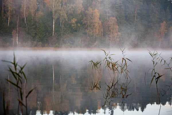 Belo Lago Com Reflexos Água Nuvens Tempestade Dramáticas Acima — Fotografia de Stock