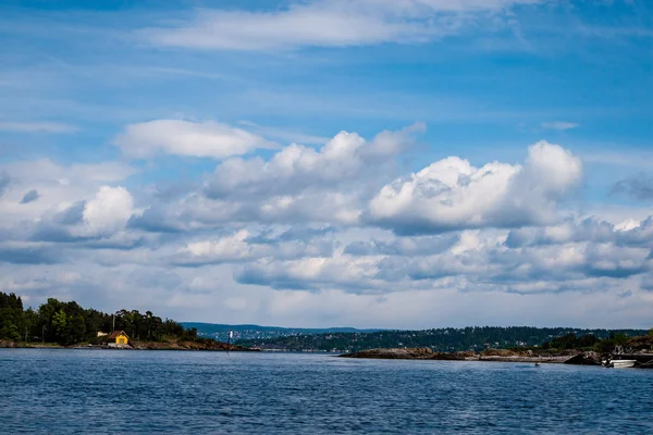 Prachtige Rotsachtige Kustlijn Noorwegen Met Rustig Water Onder Blauwe Hemel — Stockfoto