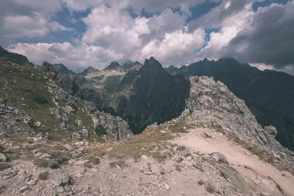 슬로바키아에서 타트라 Tatra 산에에서 관광객 하이킹 산책로 하이킹 모험에 명확한 — 스톡 사진