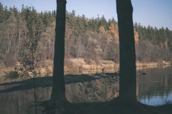 Naturen Reflektioner Klart Vatten Sjön Eller Floden Landsbygden Höstfärger Vintage — Stockfoto