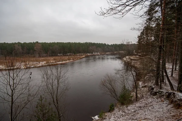 Řeky Gauja Poblíž Valmiera Pískovcovými Útesy Klidné Vody Začátku Zimy — Stock fotografie