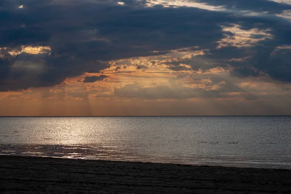 Piękne Niebo Chmury Podczas Zachodu Słońca Nad Morzem — Zdjęcie stockowe