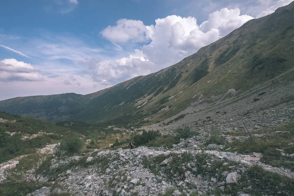 슬로바키아에서 타트라 Tatra 산에에서 관광객 하이킹 산책로 하이킹 모험에 명확한 — 스톡 사진