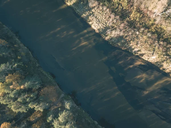 Drone Obrazu Widok Lotu Ptaka Rzeki Faliste Lesie Jesienią Kolorowe — Zdjęcie stockowe