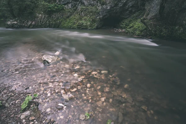 Dlouhá Expozice Skalnaté Horské Řeky Létě Hladina Proudu Vody Lese — Stock fotografie