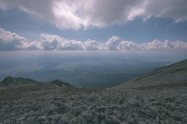 斯洛伐克西部喀尔巴提亚山脉为游客提供的岩石徒步小道 清爽的夏日远足和冒险 复古老电影外观 — 图库照片
