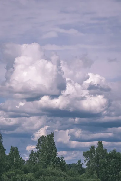 Dramatische Wolken Boven Groene Bomen Zomer — Stockfoto