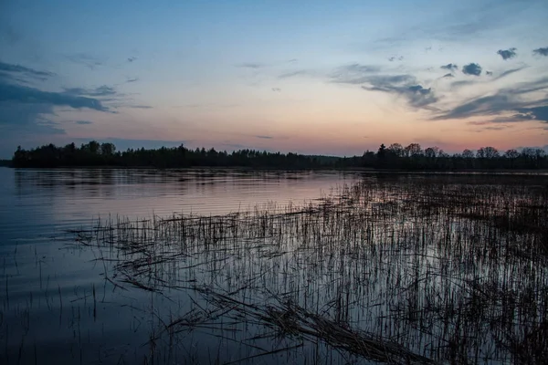 Farbenfroher Sonnenuntergang Über Dem See Mit Wasserspiegelungen Und Dramatischen Gewitterwolken — Stockfoto