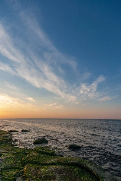 Hermoso Cielo Con Nubes Durante Puesta Del Sol Sobre Mar — Foto de Stock