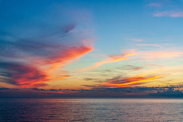 Sea beach skyline with clouds and calm water. красочные пейзажи
