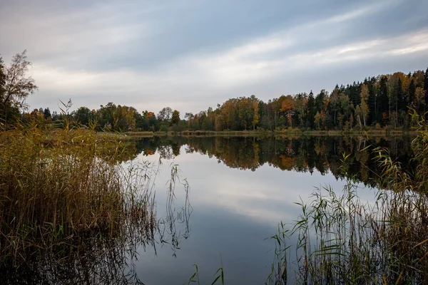 Красивое Озеро Отражениями Воды Грозовыми Облаками — стоковое фото