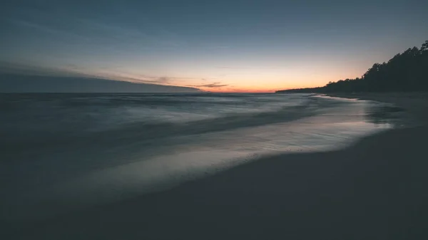 Praia Mar Exposição Longa Com Pedras Lavado Fora Ondas Água — Fotografia de Stock