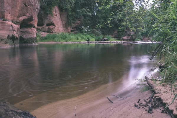 Larga Exposición Hermoso Río Montaña Rocosa Verano Con Alto Nivel — Foto de Stock