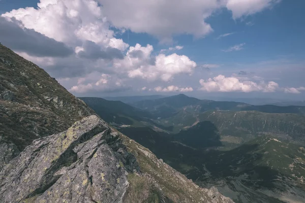 상단의 슬로바키아 타트라 Tatra 산에서 Banikov 피크와 구름과 하루에 등산객의 — 스톡 사진