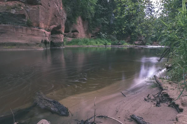 Lång Exponering Rocky Mountain River Sommar Med Högt Vatten Ström — Stockfoto