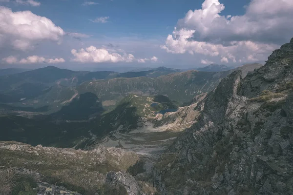 상단의 슬로바키아 타트라 Tatra 산에서 Banikov 피크와 구름과 하루에 등산객의 — 스톡 사진