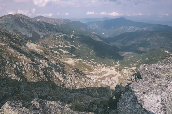 상단의 슬로바키아 타트라 Tatra 산에서 Banikov 피크와 구름과 하루에 등산객의 — 스톡 사진