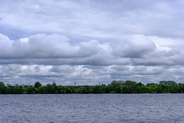 青い湖上に形成する嵐の雲 — ストック写真