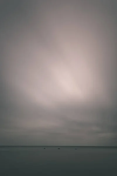 Долгий Морской Пляж Скалами Вымытыми Волнами Воды Текстурированное Абстрактное Изображение — стоковое фото